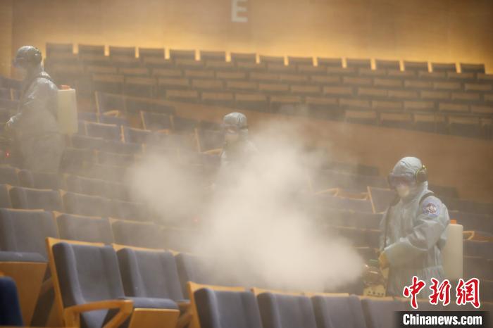 队员身着防护装备在盛京大剧院进行全面消杀。　于海洋 摄